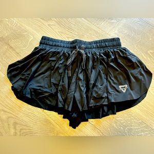 KEIKI KONA 2-IN-1 FLOWY FITNESS SHORTS size: SMALL color: BLACK